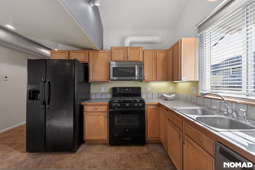 Building Photo - 230 Briggs St