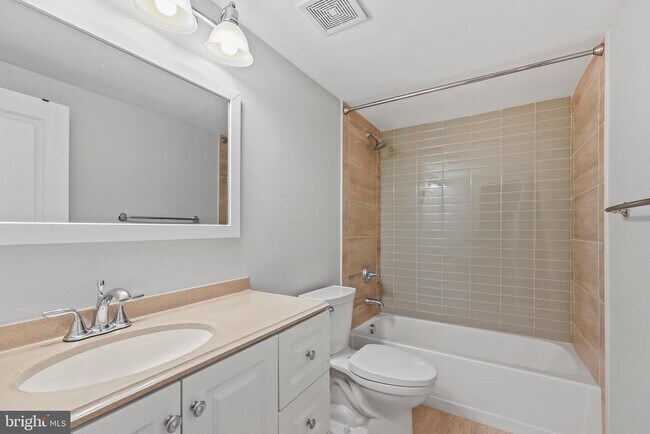Building Photo - 2722 Woodley Pl