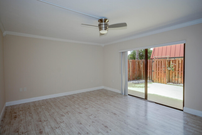 Building Photo - 3157 Gardens E Dr