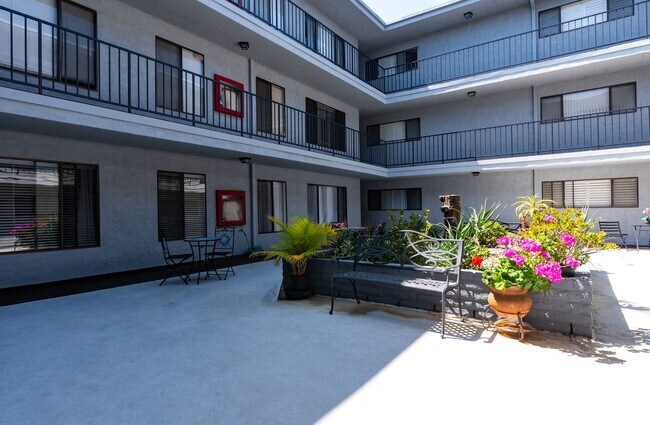 Building Photo - Condo - 2 Bedrooms / 2 Bath - Long Beach