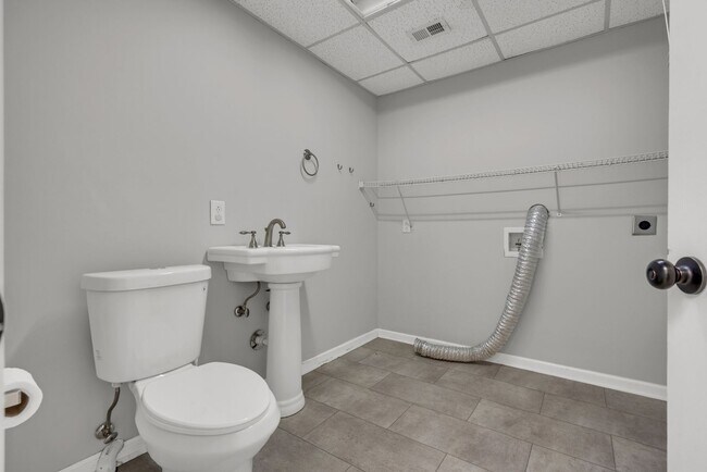 Building Photo - 3 Bedroom 2.5 Bathroom Home!