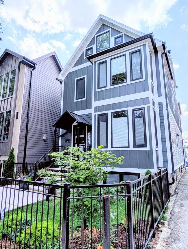 Building Photo - 3144 N Leavitt St