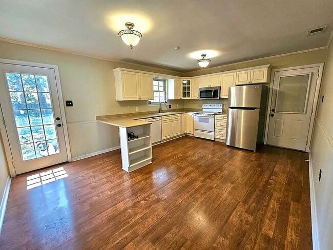 Building Photo - 1112 Cobb Rd