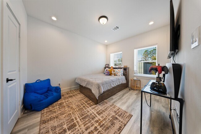 Building Photo - 1102 Paul Quinn St