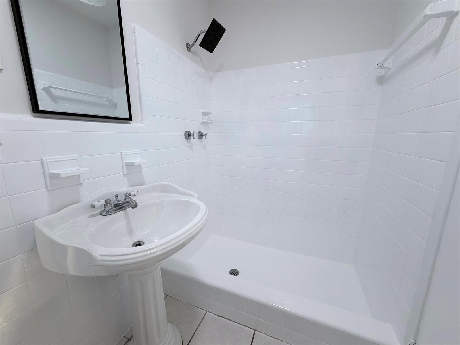 Building Photo - 231 NE 16th Ave