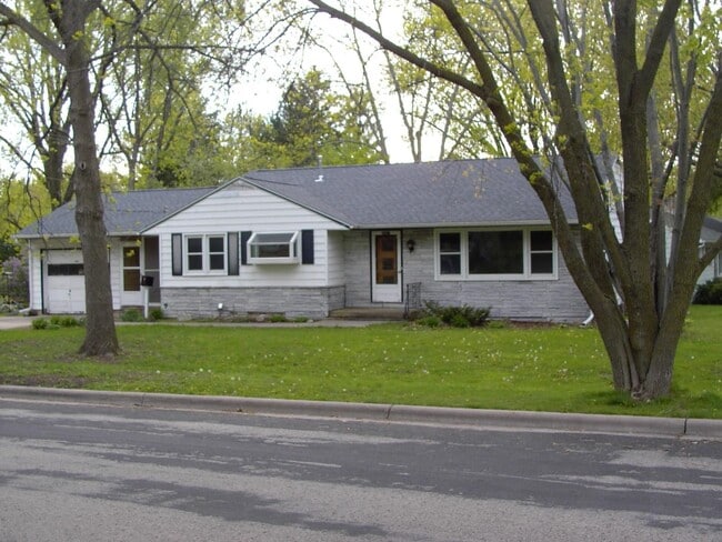 Primary Photo - 6001 Queens Way