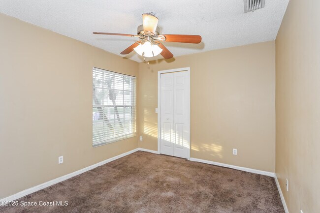 Building Photo - 821 Honeysuckle Dr