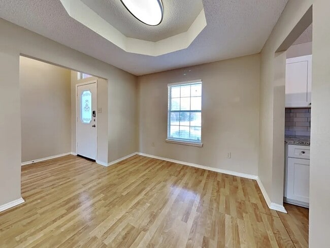 Building Photo - 922 Teakwood Ln