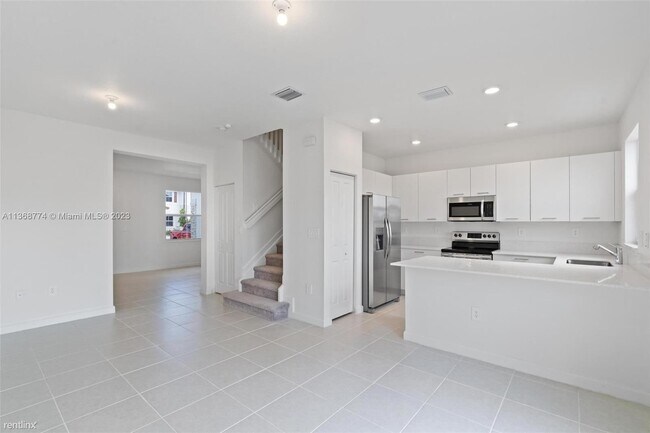 Building Photo - 3 br, 2.5 bath Townhome - 12725 NW 24th Ave