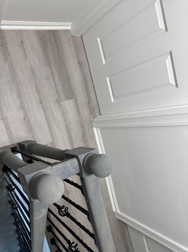 Building Photo - 109 S 7th Ave