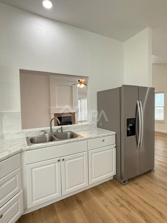 Building Photo - 9840 Logans Ridge Dr