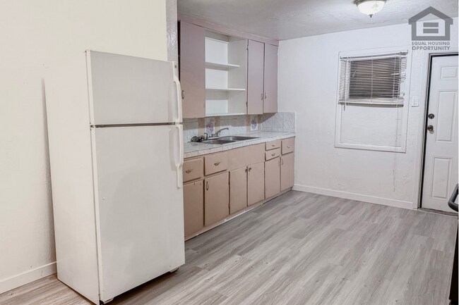 Building Photo - 903