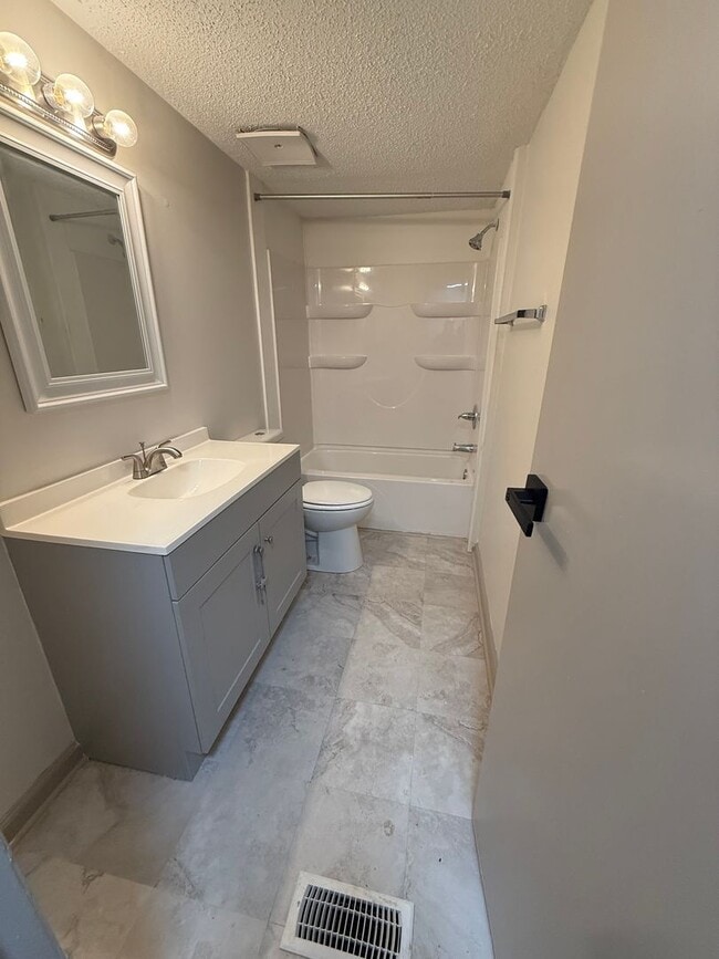 Building Photo - Beautifully renovated 3 Bedroom Home in Am...