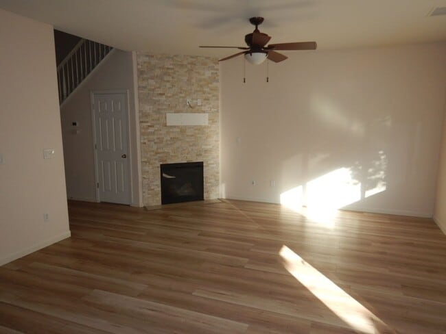 Building Photo - Cute as a button in Double Diamond Ranch!