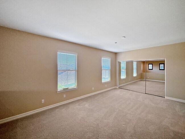 Building Photo - Bright 2BD/2BA Townhouse in Serra Mesa with Balcony, Fireplace & Resort-Style Amenities