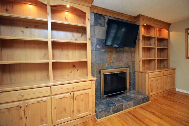 Building Photo - Gorgeous, Remodeled 3 Bed/2 Bath Mid-Century Ranch on Huge Lot – Lake Oswego!