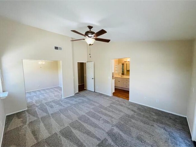Building Photo - 27970 Sunlight Ct