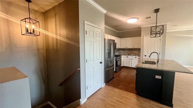 Building Photo - 7501 Shadowridge Run