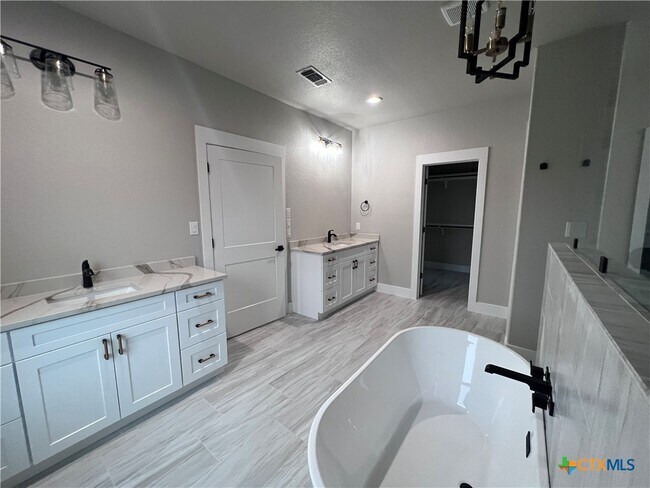 Building Photo - 725 Winding View