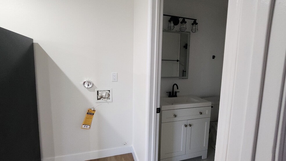 Building Photo - 208 E 84th St