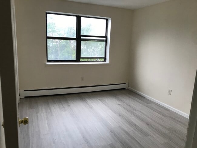 Building Photo - Berlin Line Apartments