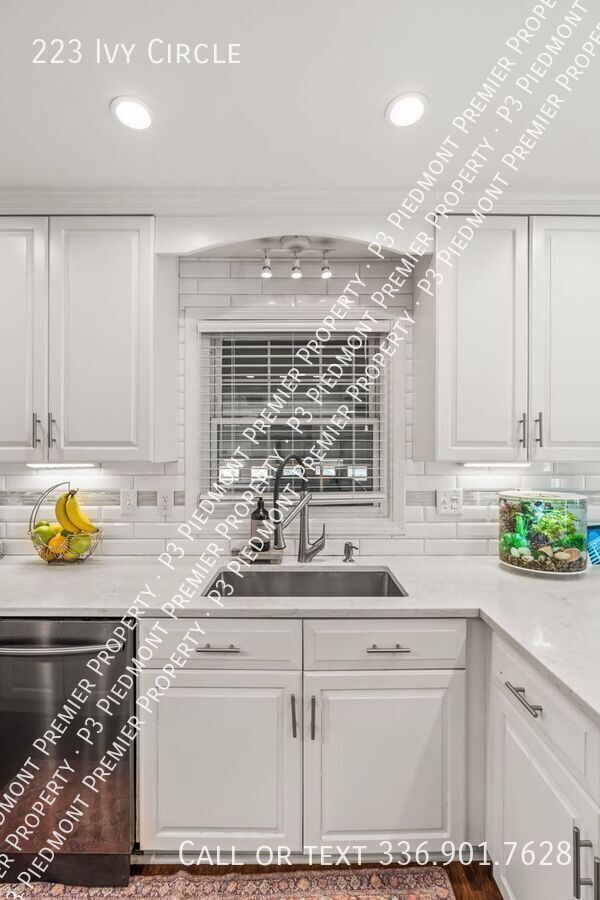 Building Photo - 223 Ivy Cir