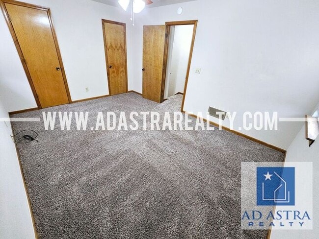 Building Photo - Beautiful Updated Duplex in Grandview-Available in MAY!!