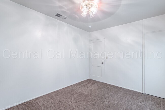 Building Photo - 347-351 E Marengo Ave