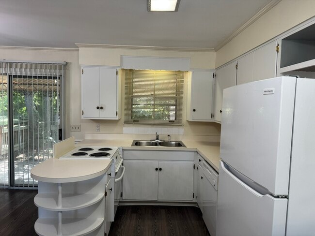 Building Photo - 9019 Meadowlawn Dr