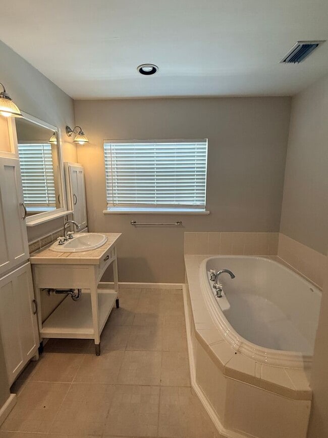 Building Photo - Stunning 2BR 2BA SFR w/ Private Pool • 2-Car Garage in Clearwater