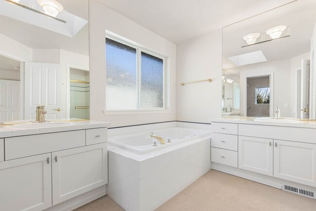 Building Photo - 824 Chelan Pl NE