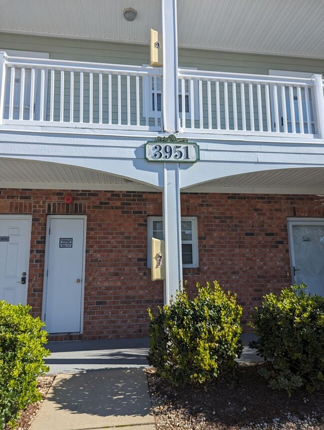 Building Photo - Azalea Lakes