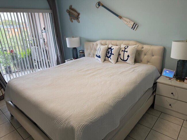 Building Photo - 1255 W 53rd St