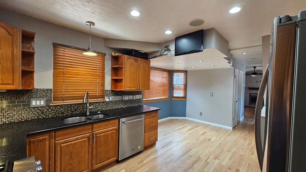 Building Photo - 17703 E Bellewood Dr