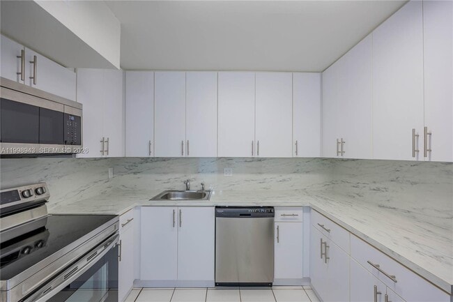 Building Photo - 4164 Inverrary Dr