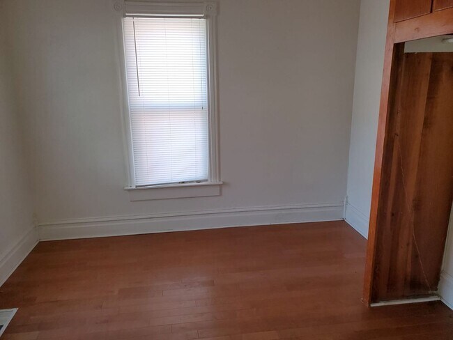 Building Photo - 324 Beldon Pl
