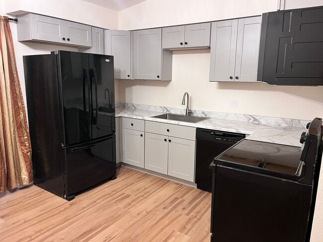 Building Photo - 4150 N Fremont Ave