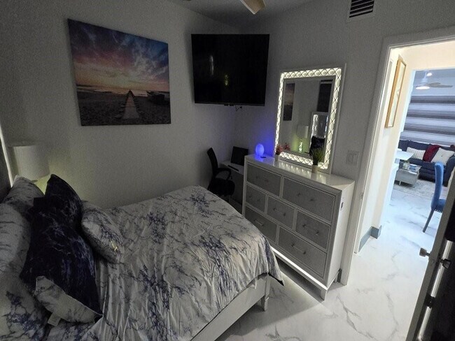 Building Photo - 2909 Middle River Dr