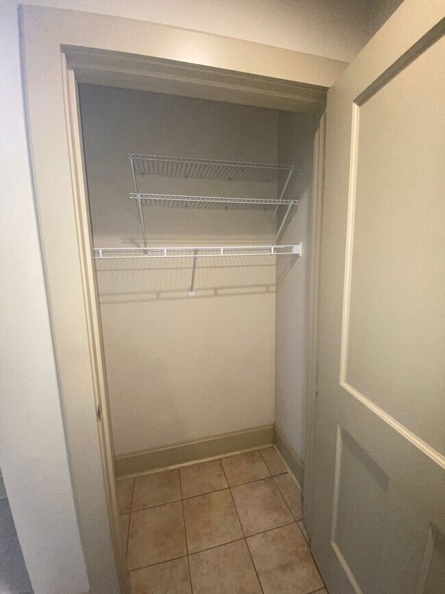 Building Photo - Beautiful 2 Bed 2 Bath loft Apartment W/D ...