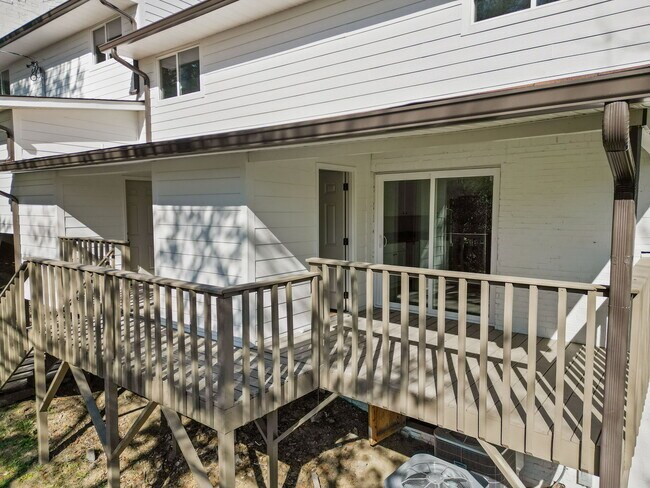 Building Photo - 400 Gallery Ln