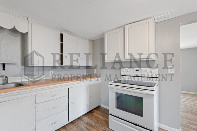 Building Photo - 617 N Clara St