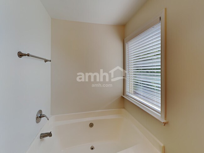 Building Photo - 514 Crestmont Ln