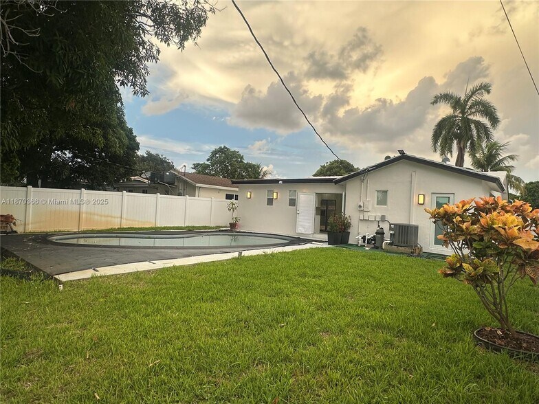 Building Photo - 526 S Rainbow Dr