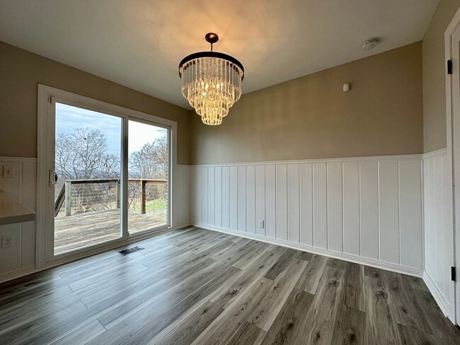 Building Photo - Remodeled beauty in Charolette Park
