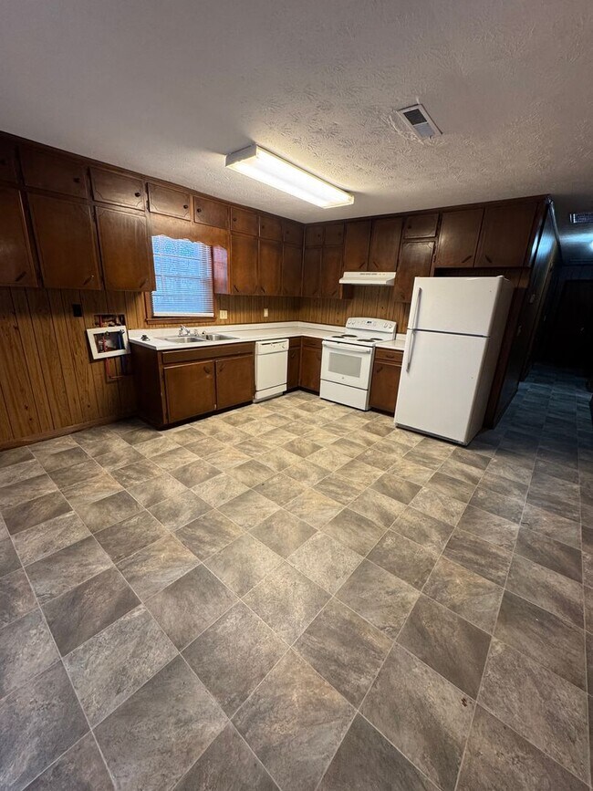 Building Photo - 2029 Kay Dr SW