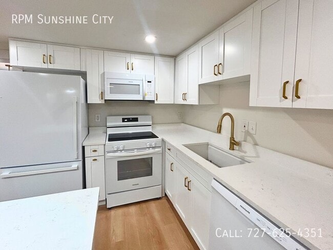 Building Photo - Newly Renovated 2-Bed, 1-Bath Duplex with ...