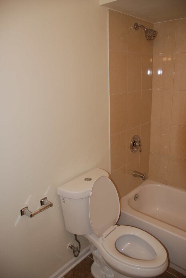 Building Photo - 2216 Country Club Dr