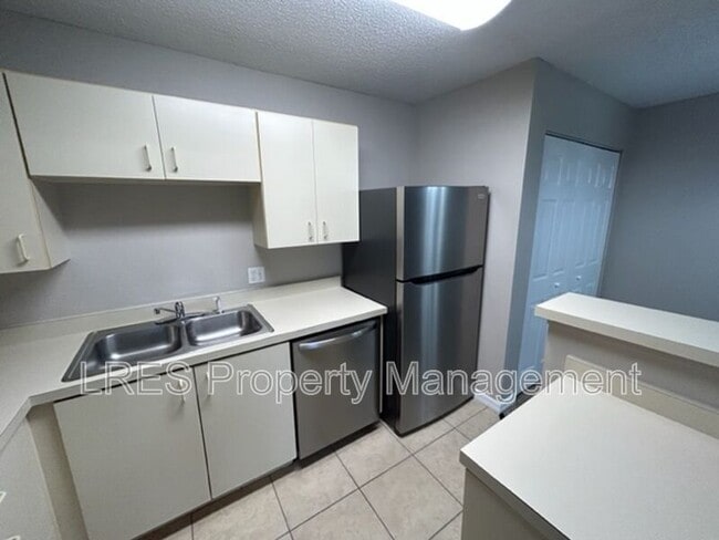 Building Photo - 380 Lakepointe Dr