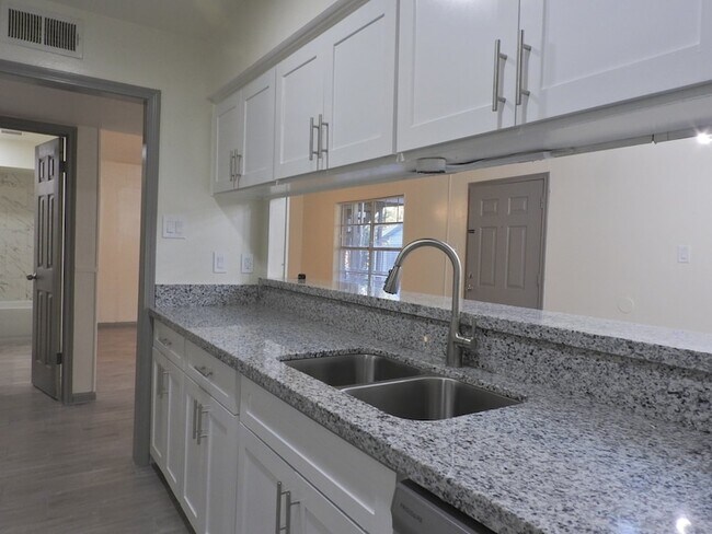 Building Photo - 408 E Coombs St