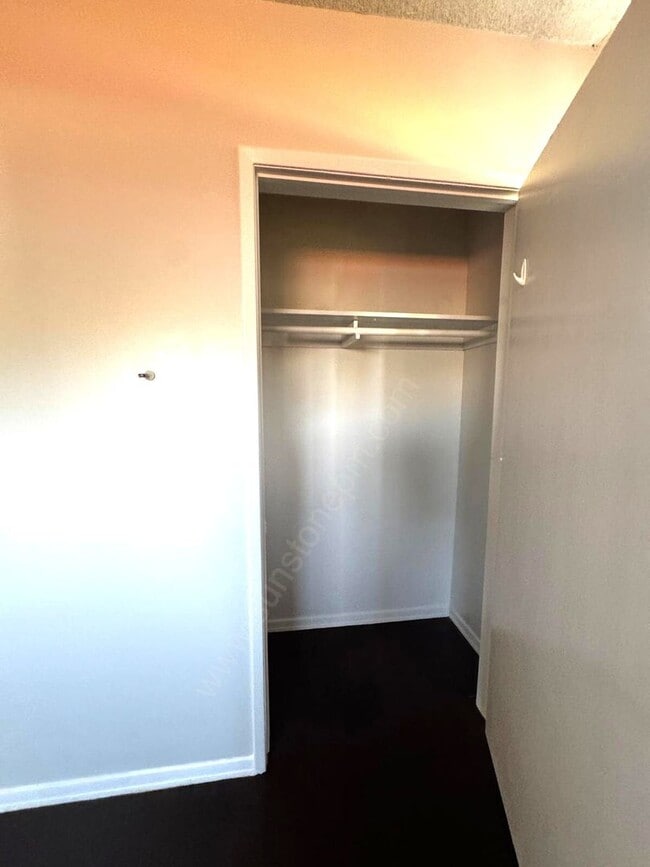 Building Photo - Stunning 3 Bedroom, 2 Bathroom Home on a L...